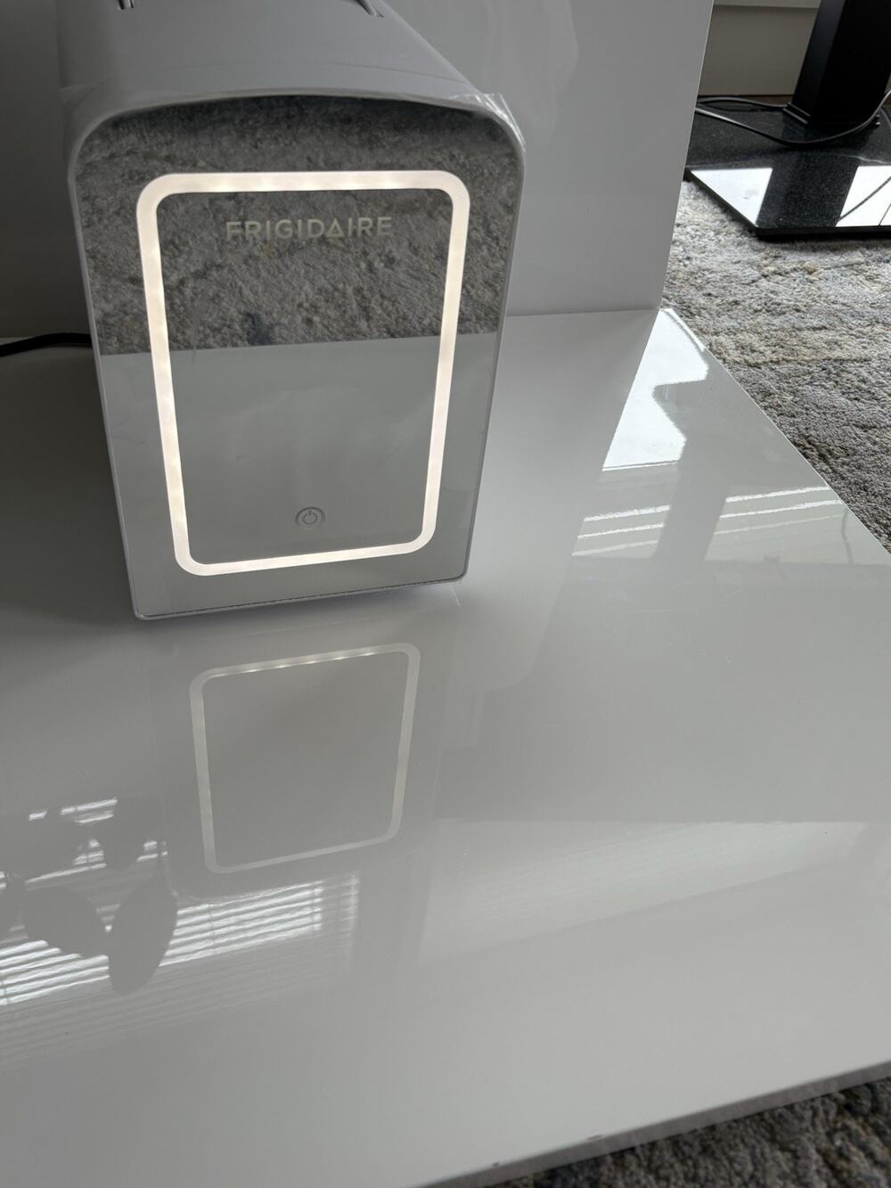 Frigidaire Gallery 6L 9 Can Skincare Mini Fridge Lighted Mirror EFMIS172 White